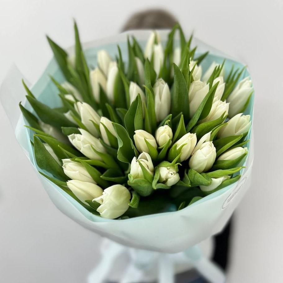 Букет "35 белых тюльпанов в оформлении"