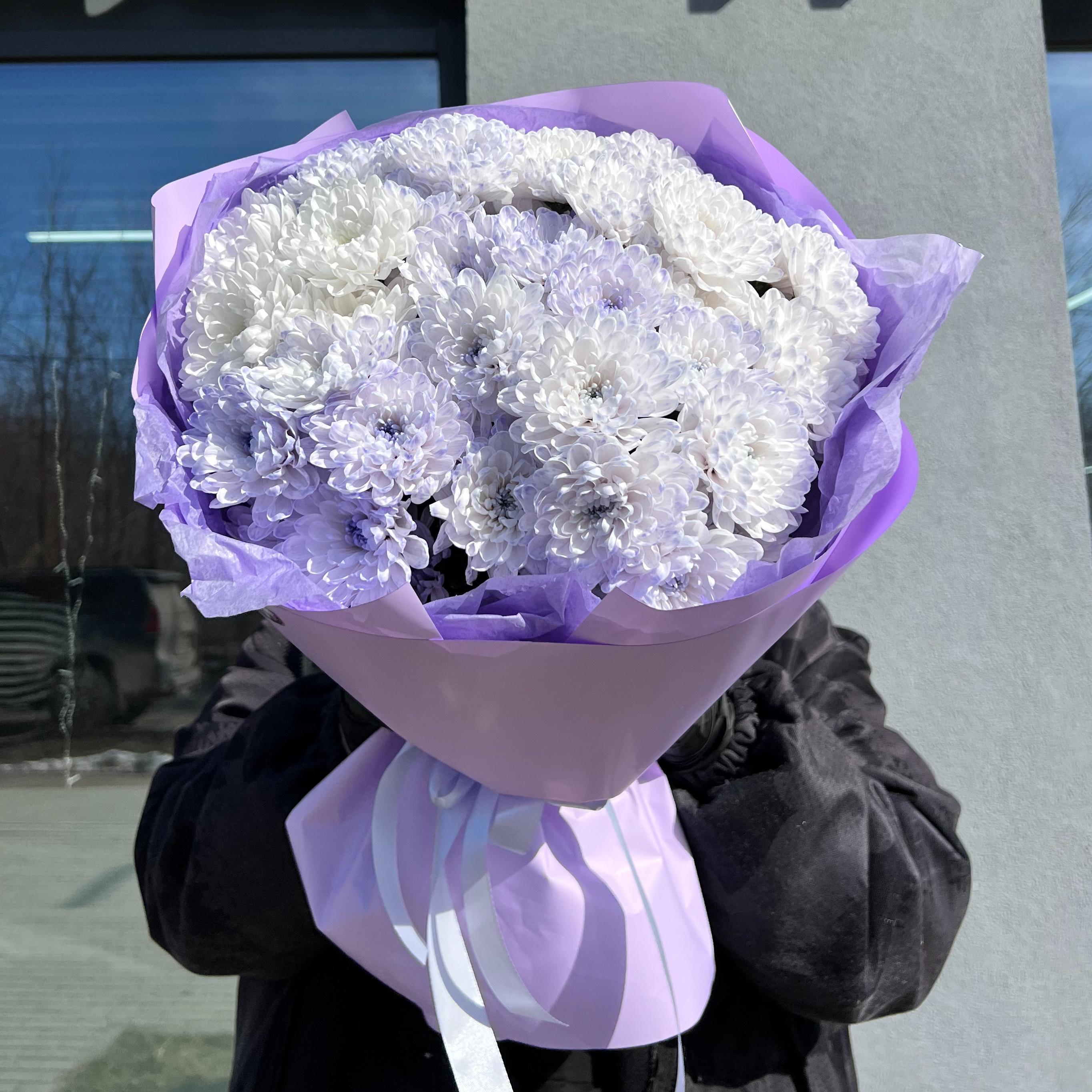 Букет "7 лавандовых кустовых хризантем в оформлении"