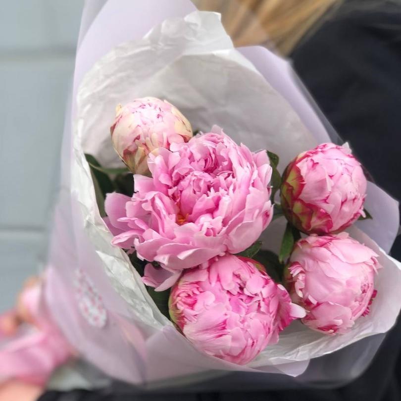Букет "5 розовых пионов"