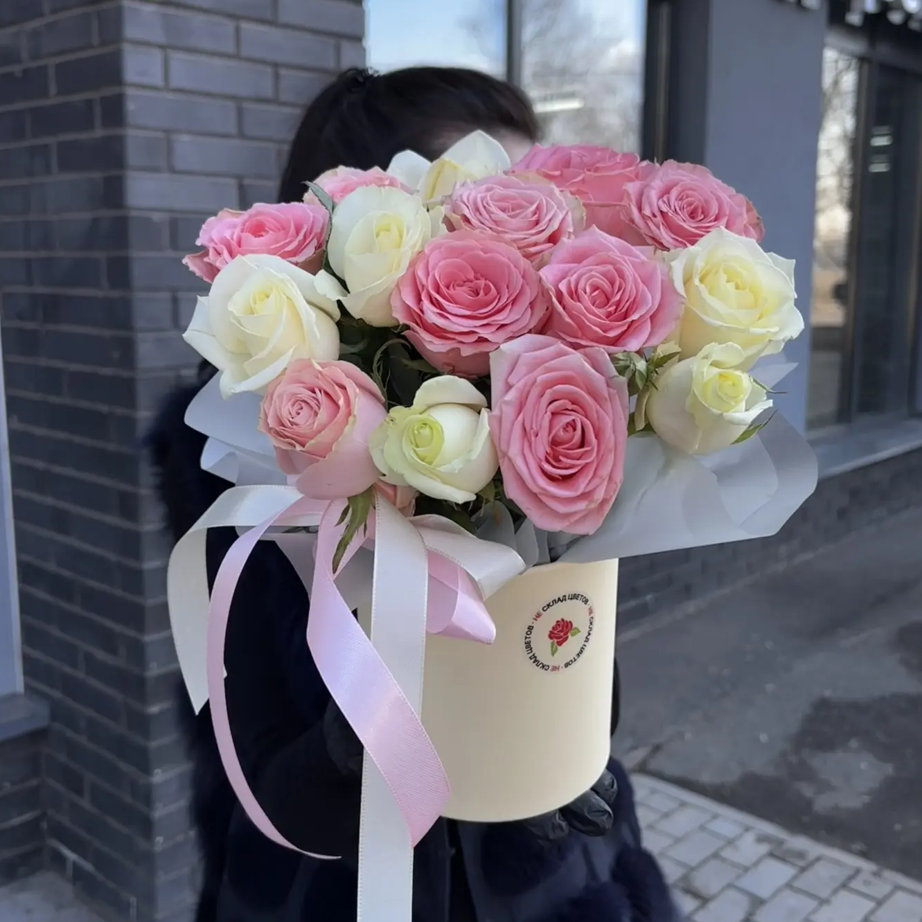 Композиция "15 белых и нежно-розовых роз в коробке"