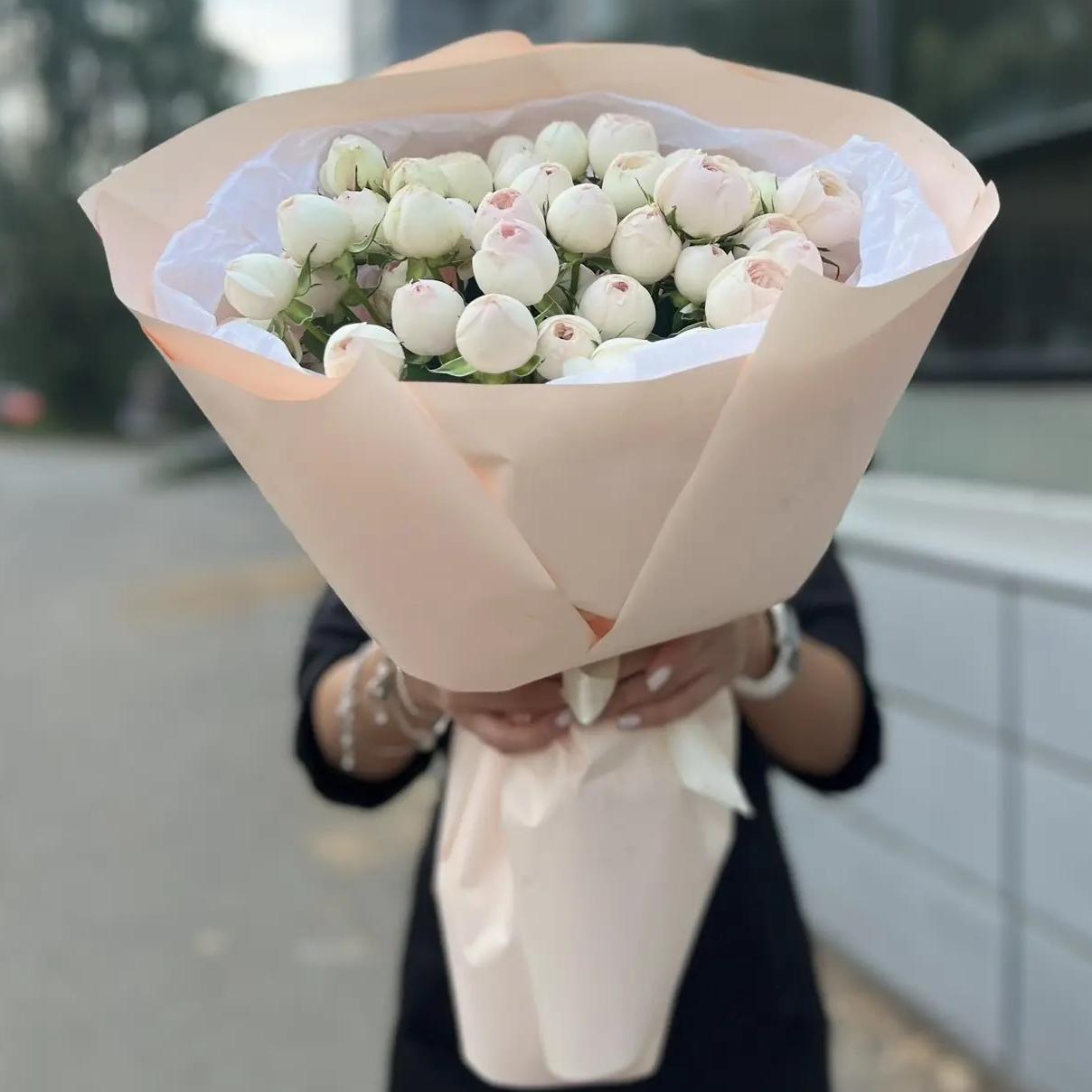 15 зефирных кустовых пионовидных роз