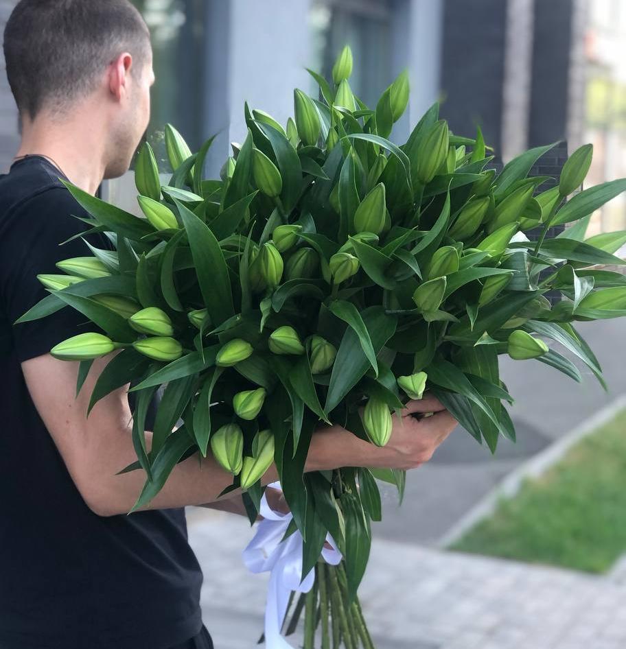 Букет из 17 ароматных лилий под ленту