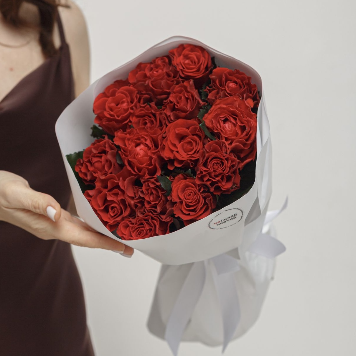 Букет из 15 кружевных роз 50/60 см в оформлении