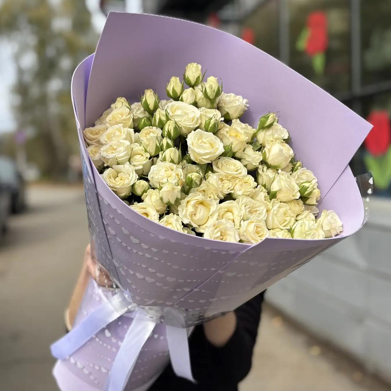 Букет "15 белых кустовых пионовидных роз 40 см"