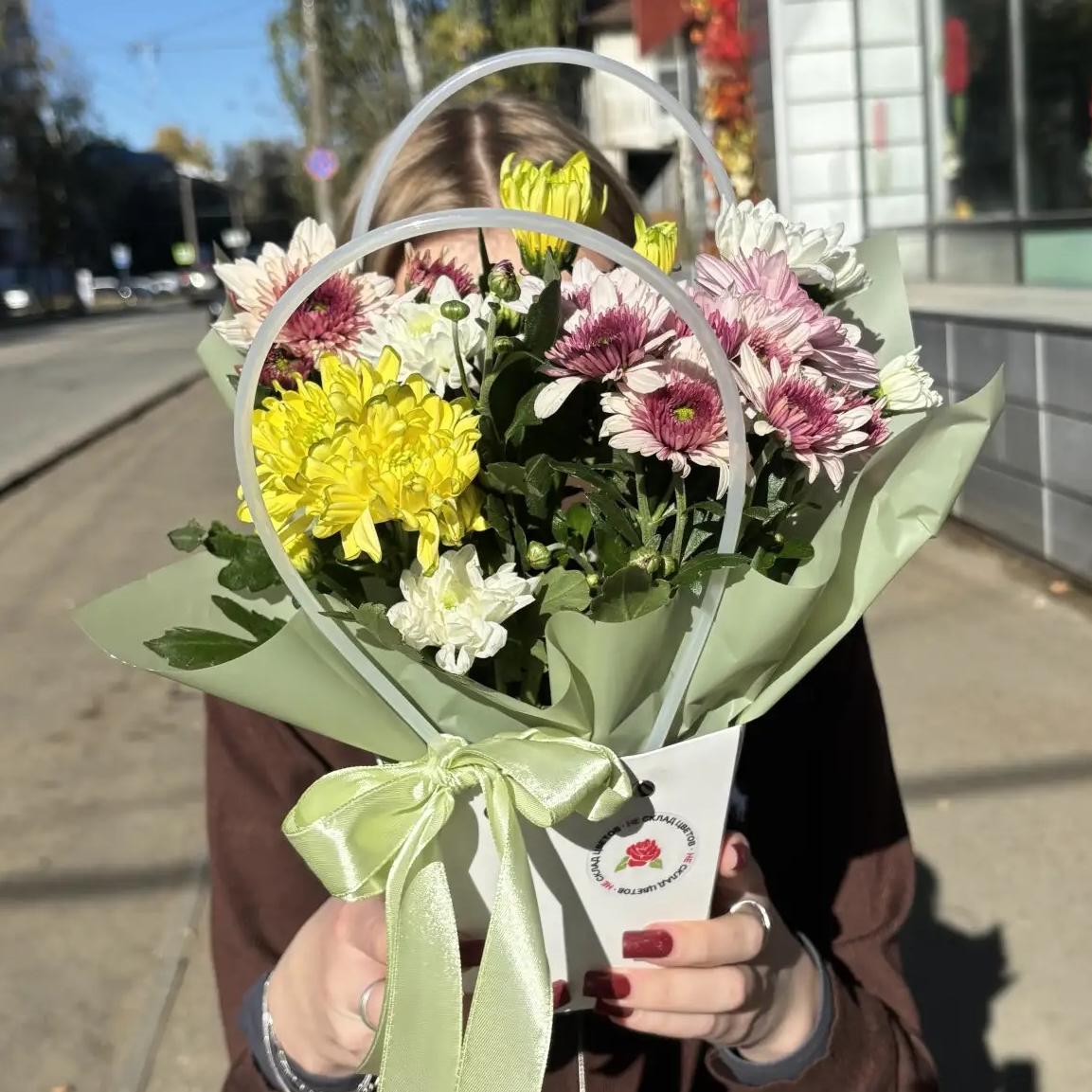 Композиция "Микс кустовых хризантем в сумочке S"