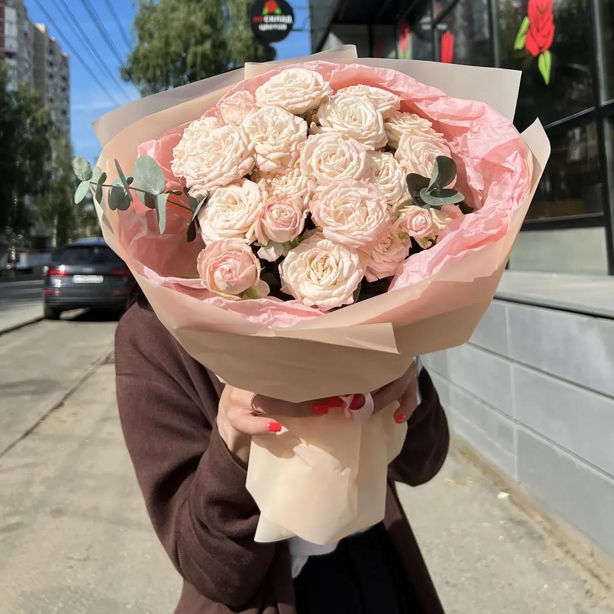 11 нежно-розовых кустовых роз с эвкалиптом