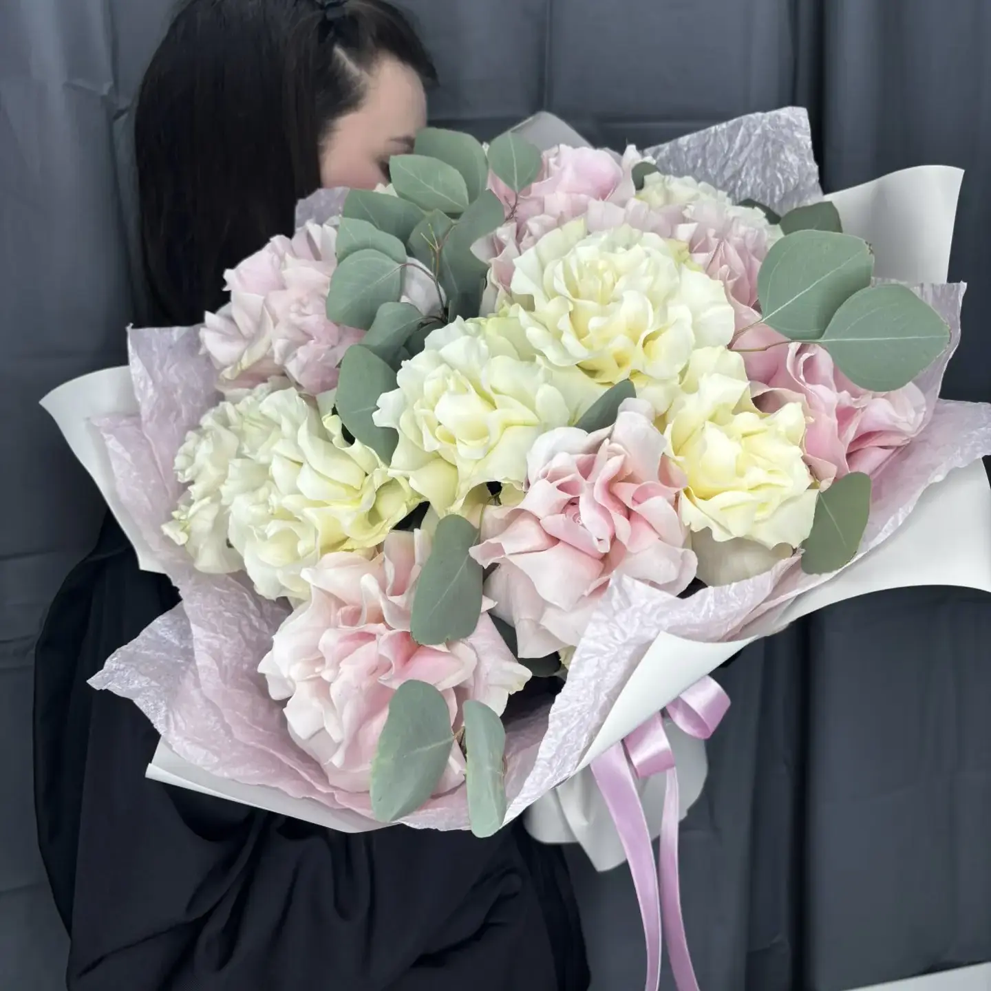 Букет "15 белых и нежно-розовых французских роз 50 см с эвкалиптом"