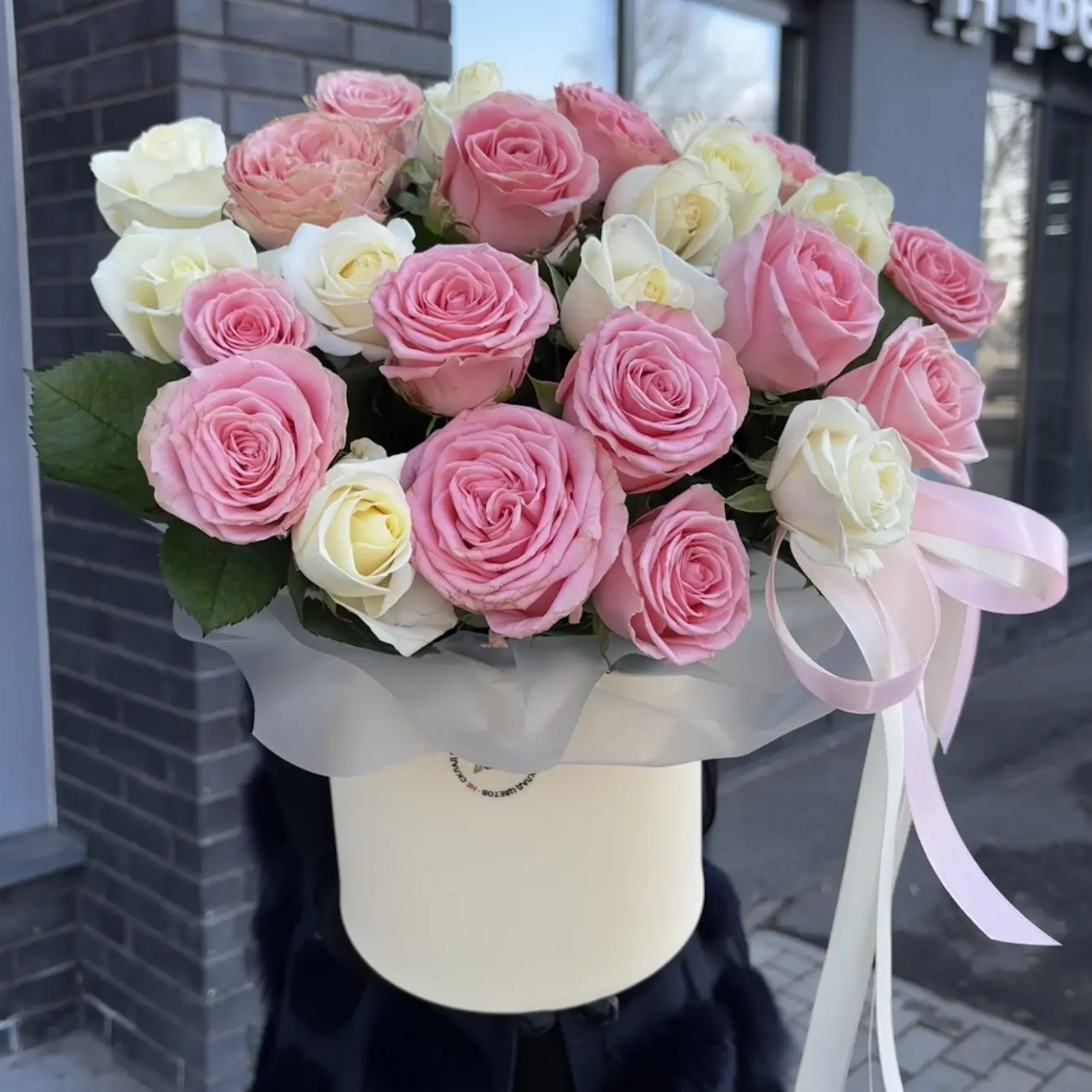 Композиция "25 белых и нежно-розовых роз в коробке"